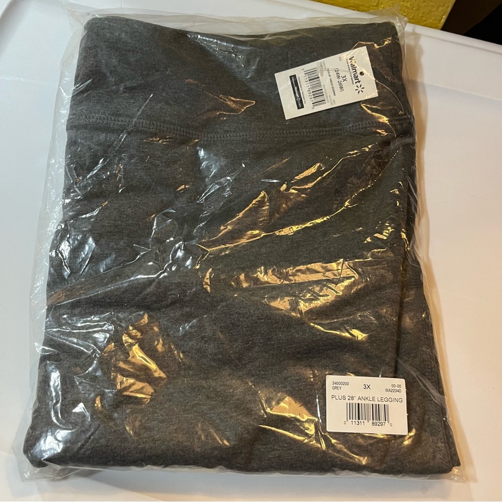 Gray Plus Size 28” Ankle Leggings, New in Package